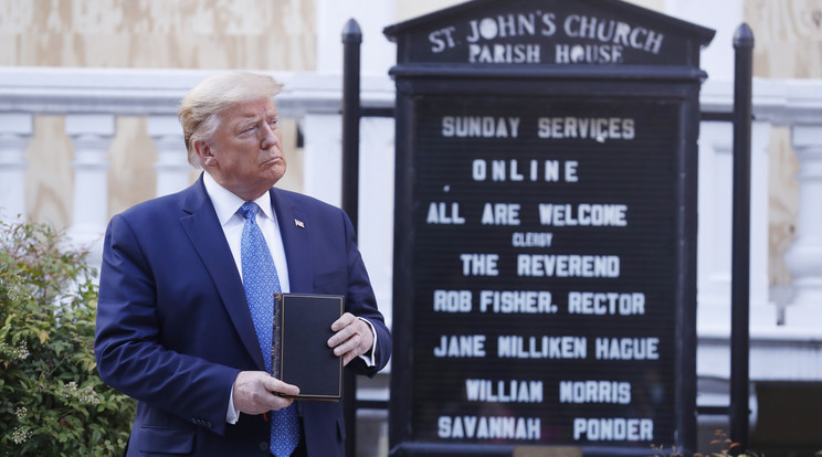 Donald Trump amerikai elnök a Bibliával a kezében, amikor felkeresi a George Floyd fekete bőrű férfi halála miatt tiltakozó tüntetők által megrongált Szent János-templomot a washingtoni Fehér Ház közelében 2020. június 1-jén./ Fotó: MTI/EPA/Shawn Thew