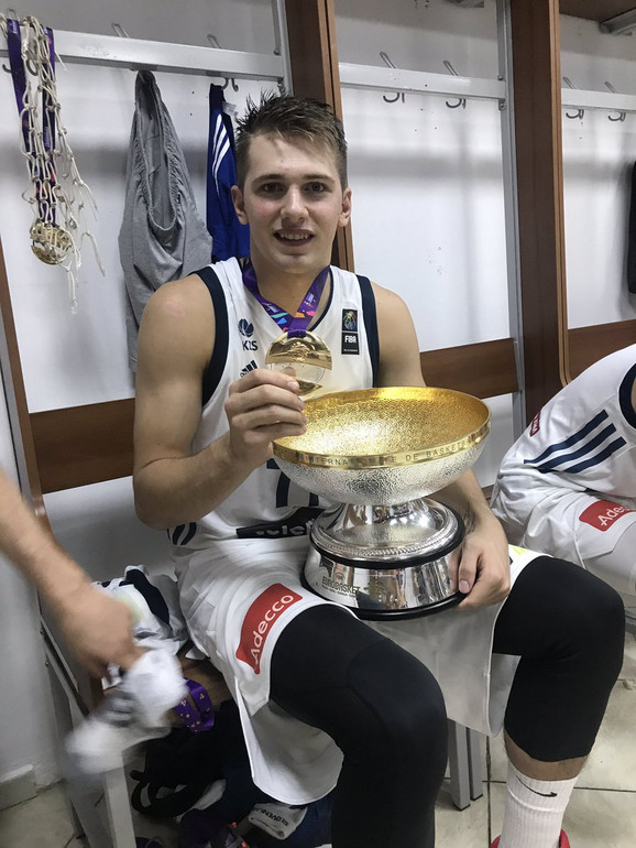 Luka Dončić sa zlatnom medaljom sa Evropskog prvenstva