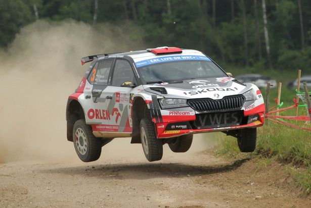 Polacy Mikołaj Marczyk i Szymon Gospodarczyk jadący samochodem Skoda Fabia Rally2 EVO na trasie odcinka specjalnego "Wieliczki", podczas 78. Rajdu Polski, czwartej rundy rajdowych mistrzostw Europy