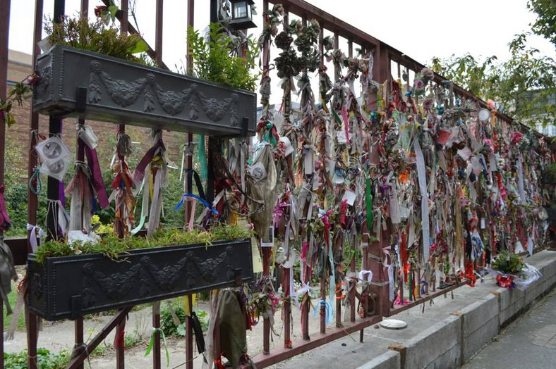 Stalową bramę zdobią liczne wstążki, pończochy, kwiaty i pluszowe zabawki.