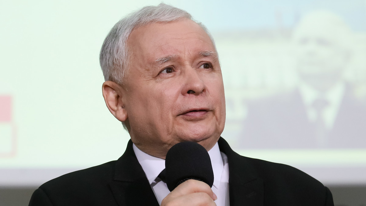 - Idziecie w przeciwnym kierunku, niż sądzicie - przekonywał dziś w Szczecinie uczestników warszawskiego "Marszu Wolności" Jarosław Kaczyński. Zapewniał, że w Polsce jest wolność, a obietnice Platformy Obywatelskiej to gwarancja jej obalenia. Prezes Prawa i Sprawiedliwości skoncentrował się na szczecińskiej stoczni, która - jak mówił były premier - "po raz pierwszy od 27 lat osiąga zyski".