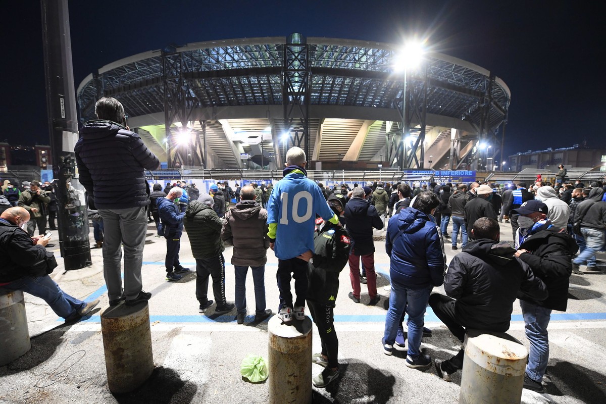 Tłumy kibiców przybyły przed stadion w Neapolu, by oddać hołd Maradonie