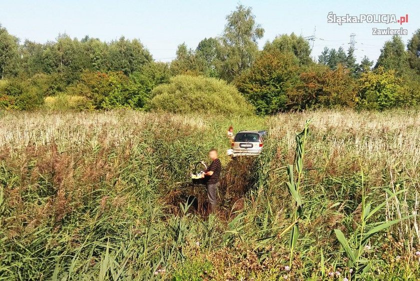 Pijany wjechał w szuwary uciekając przed policją. Wiózł niemowlę!