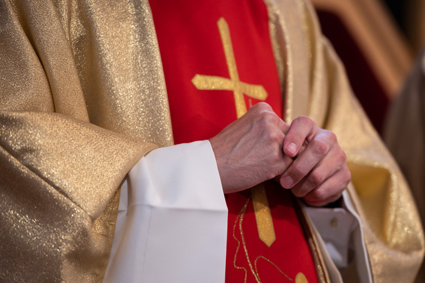 Proboszcz parafii św. Faustyny w Warszawie został zawieszony w wykonywaniu obowiązków w związku z prowadzonymi działaniami organów wymiaru sprawiedliwości