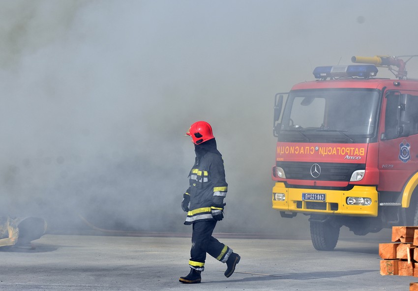 Novi Sad231 Pozar  vatrogasci  Mas promet veternik foto Nenad MIhajlovic