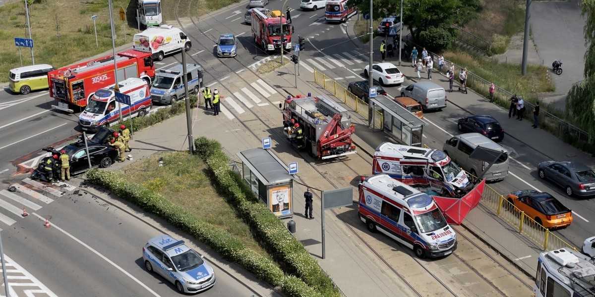 Szczecin. Karetka wjechała w przystanek tramwajowy. Nie żyje jedna osoba