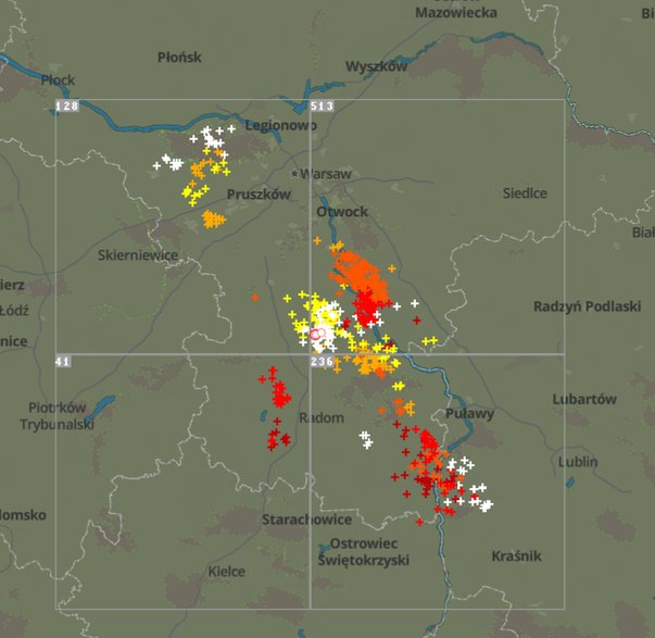 Wyładowania atmosferyczne w woj. mazowieckim i zachodzie woj. lubelskiego. Białe krzyżyki - wyładowania aktualne