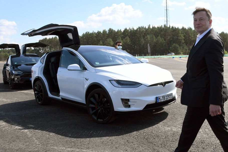 Elon Musk w trakcie wizyty na placu budowy fabryki Tesli w Gruenheide pod Berlinem (początek września 2020 r.)