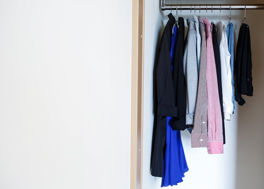 W szafie wnękowej schować można też wszystkie ubrania