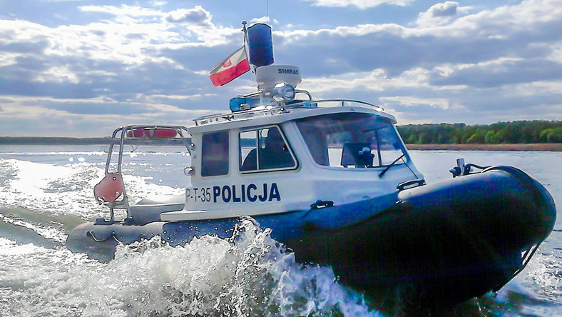 Policjanci z patrolu wodnego z Rucianego-Nidy i Mikołajek zatrzymali dwóch nietrzeźwych sterników - podaje Radio Olsztyn.