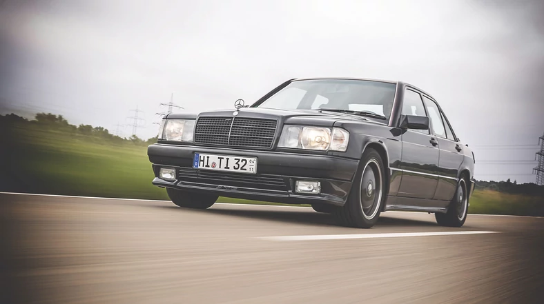 W swoich czasach był najmniejszym Mercedesem. AMG wszczepiło mu 3,2-litrowy silnik i podrasowało wygląd. Modyfikacje uczyniły ze „190-ki” zupełnie inne auto.