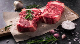 10 niebezpiecznych objawów mówiących o tym, że jesz za dużo mięsa