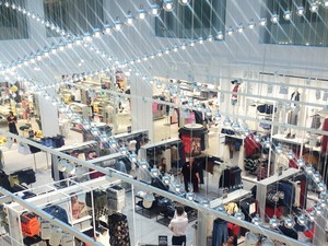 Átvirrasztott éjszaka, hatalmas parti és óriási nyeremények - Megnyitott a legnagyobb és legszuperebb H&M