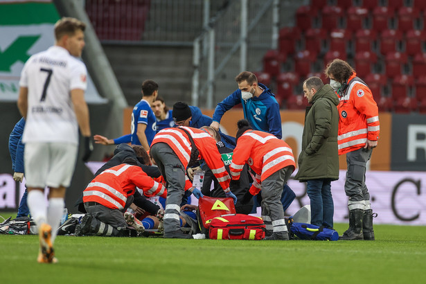 Mark Uth leży na murawie