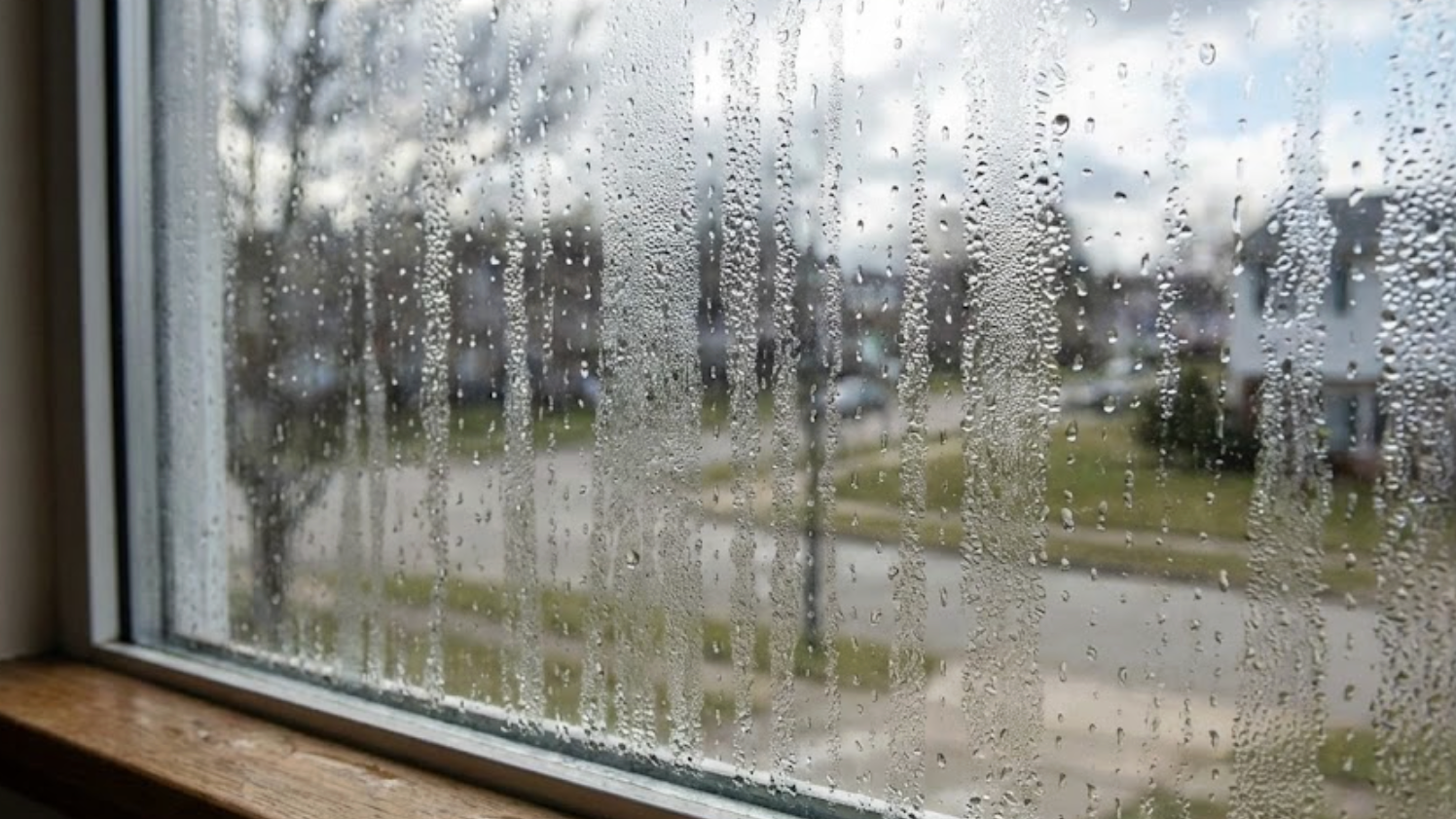 Zahmlievajú sa vám okná? Takto tomu v byte účinne zabránite.