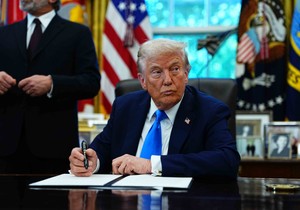 Donald Tramp potpisuje zlatnu vizu 