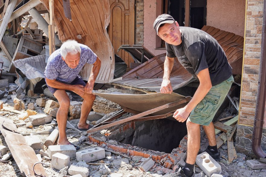 Zniszczenia po ostrzale rosyjskich wojsk. Mikołajów, Ukraina, 05.08.2022