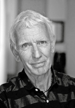 Steve Crawshaw, dziennikarz, pisarz, działacz na rzecz praw człowieka. Przez wiele lat pracował jako korespondent zagraniczny „The Independent”. Był dyrektorem Human Rights Watch w Wielkiej Brytanii i szefem biura sekretarza generalnego Amnesty International