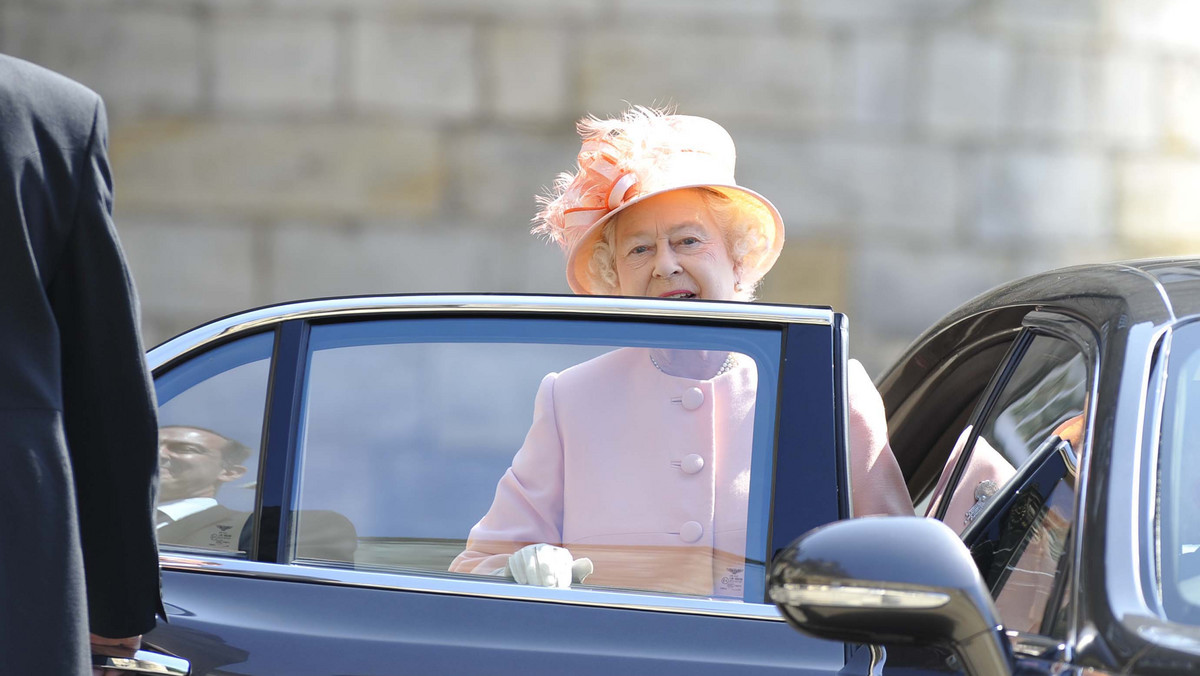 W tym tygodniu królowa Elżbieta stała się piątym najdłużej panującym monarchą świata w historii, prześcigając byłego austriackiego cesarza Franciszka Józefa I - informuje "Daily Mail".