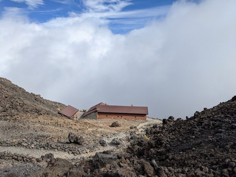 Widok na schronisko Refugio de Altavista podczas drogi powrotnej. 