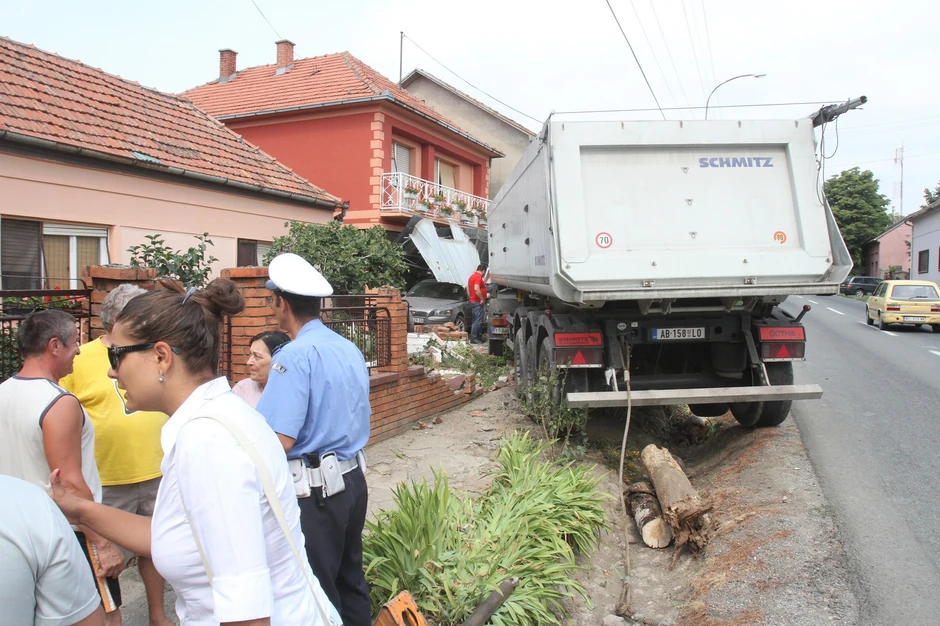Strah koji se obistinjuje: U prošlu sredu šleper je udario u kuću Radulovića