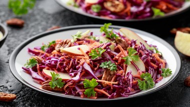 surówka biskupia to hit. można ją jeść tylko ze świeżą bagietką. kilka składników i gotowe