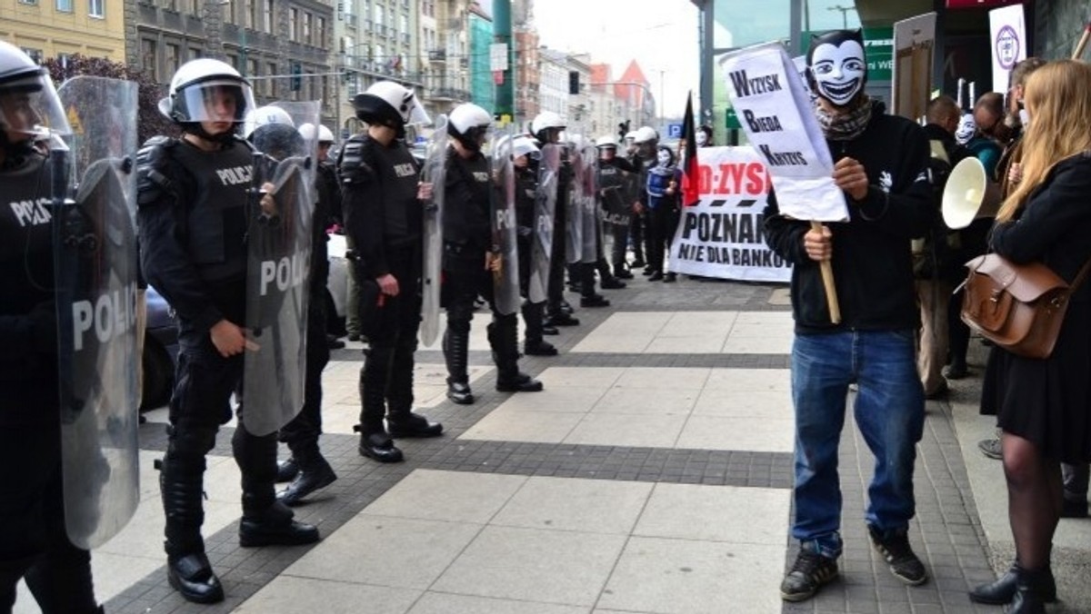 Interwencją policji w pełnym rynsztunku do walki z demonstracjami zakończył się pokojowy protest anarchistów w oddziale jednego z banków na Świętym Marcinie. Na szczęście obyło się bez konfrontacji.