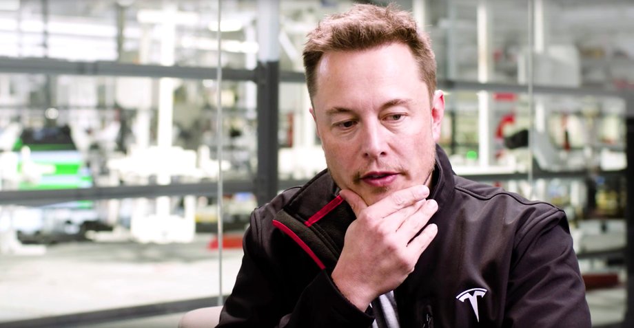 Elon Musk jest twórcą Tesli i SpaceX. Ostatnio zaangażował się też w kolejne projekty biznesowe, m.in. w firmę, która pracuje nad połączeniem ludzkiego mózgu z komputerem