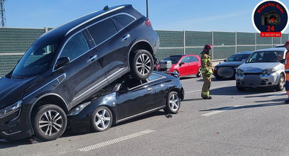 Karambol na S2. Auto na aucie i 8-kilometrowy korek [ZDJĘCIA]