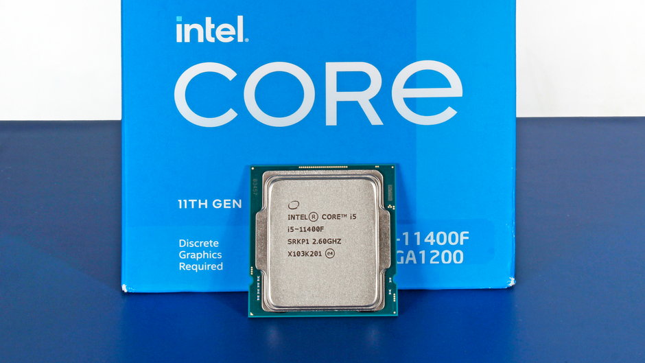 Intel Core i5-11400F – CPU na tle pudełka