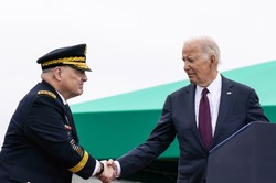 Wyraźna aluzja gen. Milleya? Biden był wzruszony, Milley "zakończył służbę"