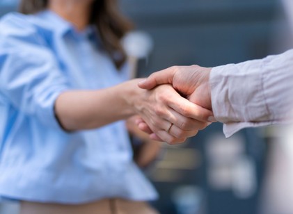 Hogyan hibázhat ennyi ember egy olyan egyszerű dologban, mint a kézfogás? Pszichológus mondja el, milyen a jó kézfogás című cikk nyitóképe