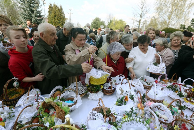 Poświęcenie pokarmów przed kościołem w Jasienicy
