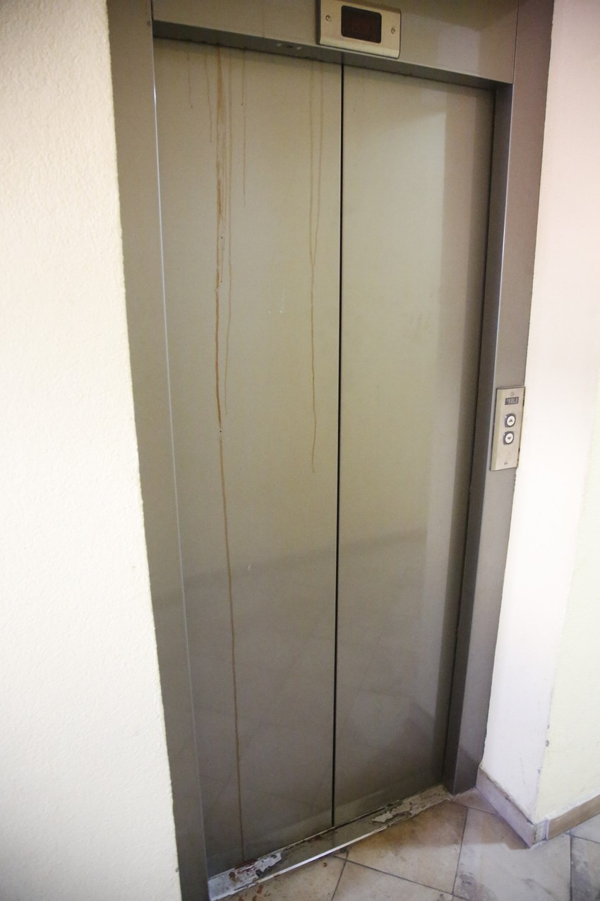 Tragovi krvi na liftu u zgradi