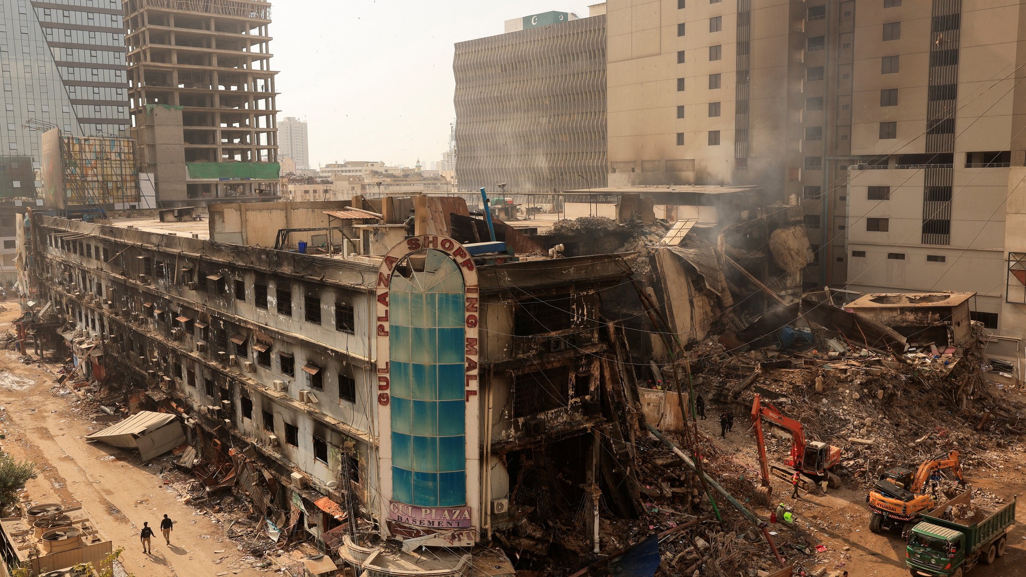 Následky požiaru v nákupnom centre v Karáčí, Pakistan
