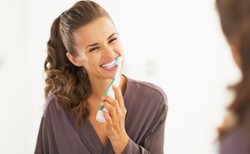 Praca to dobre miejsce do… mycia zębów