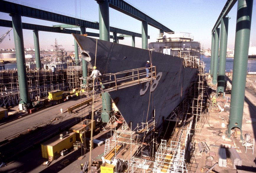 Fregata z rakietami kierowanymi US Navy USS Curts w suchym doku w stoczni w Kalifornii. Styczeń 1982 r.