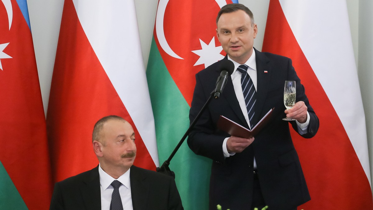 Azerbejdżan jest pomostem łączącym Europę i Azję, jego rola w regionie Kaukazu Południowego ma duże znaczenie dla Polski - mówił prezydent Andrzej Duda. Według prezydenta Azerbejdżanu Ilhama Alijewa obecny poziom stosunków politycznych otwiera nowe perspektywy współpracy gospodarczej.