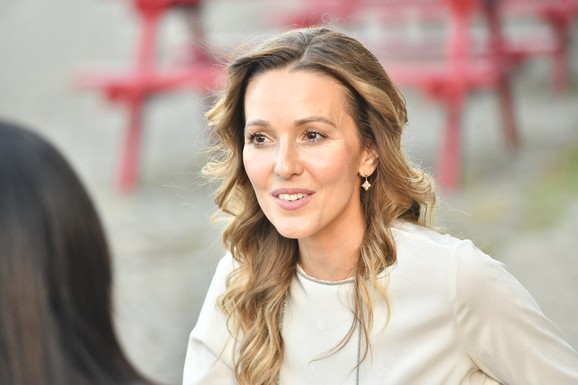 JELENA ĐOKOVIĆ POKAZALA NAJVOLJENIJEG ČLANA PORODICE Oglasila se iz doma dok leži na krevetu: "Brojim svoje blagoslove"
