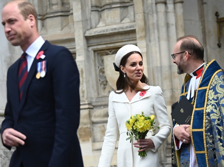 Księżna Catherine i książę William wychodzą z Opactwa Westminsterskiego.