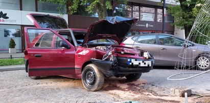 Wypadek na Tuwima w Łodzi. Ranny kierowca uciekł. Policja szuka sprawcy. Inny - z BMW po pijanemu staranował motocyklistę