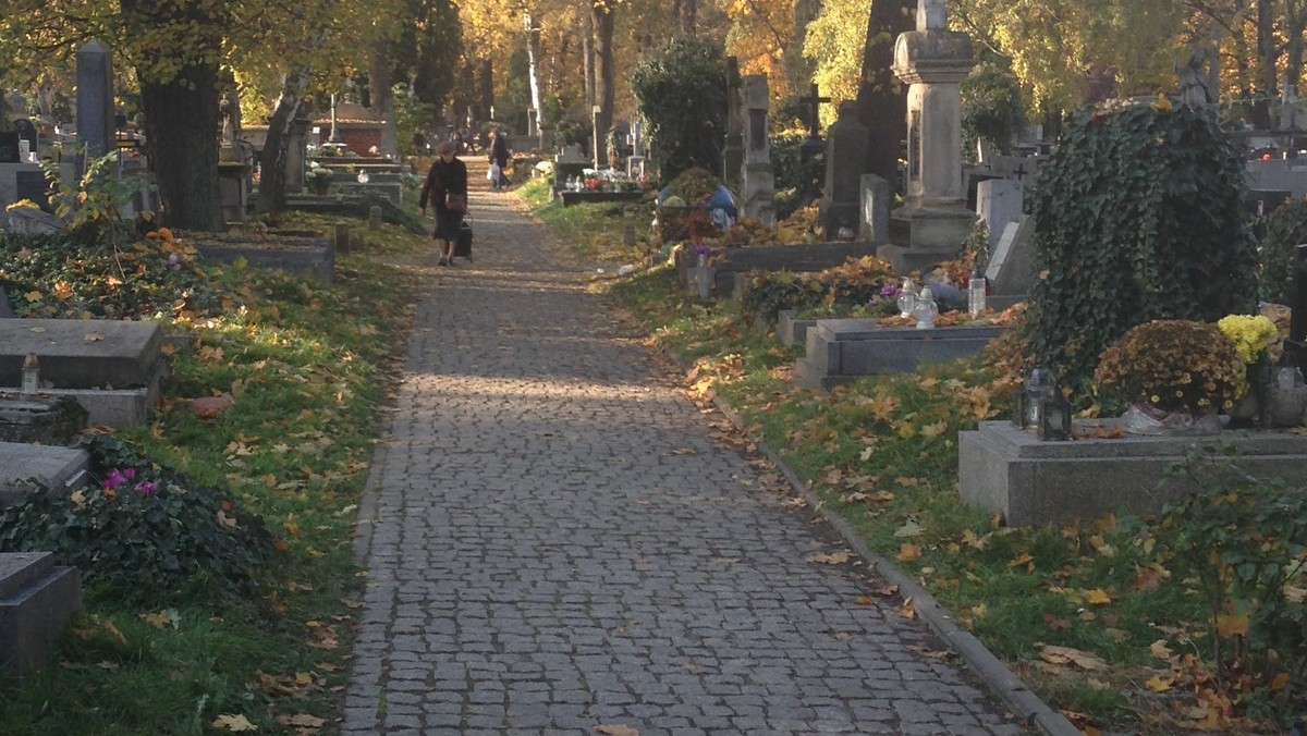 Na cmentarzu Rakowickim w tym roku kwestuje siedem podmiotów, w tym Fundacja "Niezłomni", która zbiera pieniądze na ekshumację i identyfikację żołnierzy wyklętych. Nie ma za to tradycyjnej zbiórki na ratowanie zabytkowych nagrobków.