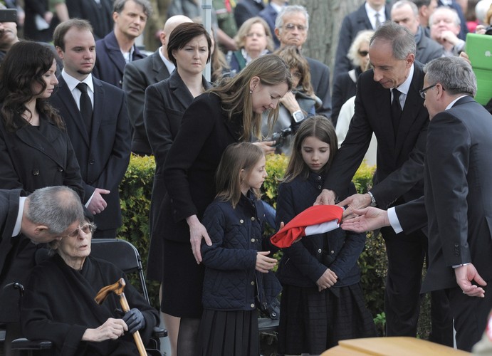 Uroczystości pogrzebowe profesora Władysława Bartoszewskiego. Prezydent Bronisław Komorowski (P) oraz żona zmarłego - Zofia Bartoszewska (L-siedzi) i syn Władysław T. Bartoszewski (2P) wraz z najbliższą rodziną, podczas uroczystości na Cmentarzu Wojskowym na warszawskich Powązkach