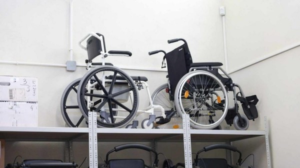 W Krakowie otwarto darmową wypożyczalnię sprzętu rehabilitacyjnego dla osób z niepełnosprawnościami i ich rodzin.