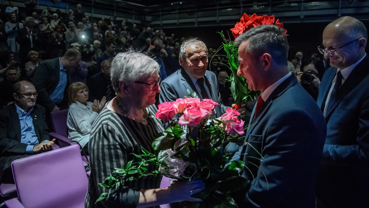 Opozycjoniści okresu PRL, działacze społeczni Ludwika i Henryk Wujcowie otrzymali wczoraj w Lublinie nagrodę im. prof. Zbigniewa Hołdy. Jest ona przyznawana od pięciu lat osobom szczególnie zasłużonym w działalności na rzecz praw człowieka. Po uroczystości przewodniczący kapituły nagrody Andrzej Rzepliński pytany przez dziennikarzy o ocenę proponowanych regulacji dotyczących obecności mediów w Sejmie.