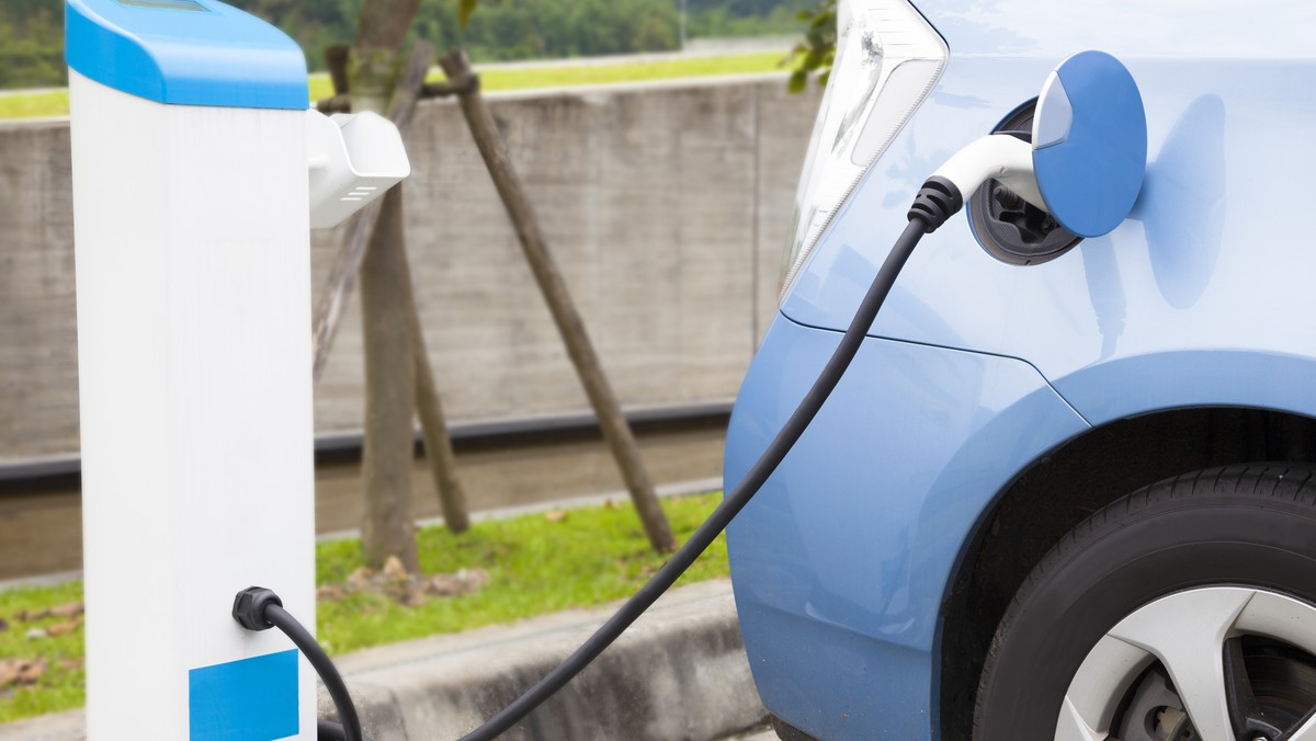 Cztery w pełni elektryczne nissany mają trafić wkrótce do Szczecina. Samochodami mają poruszać się pracownicy ZDiTM-u i Wydziału Oświaty UM. Urzędnicy tłumaczą, że chodzi przede wszystkim o oszczędności.