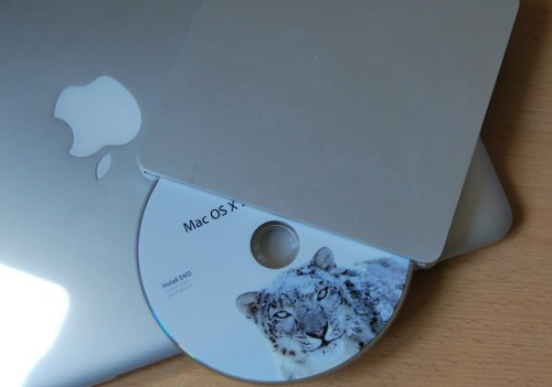 Jeśli zechcecie przeprowadzić instalację Mac OS X 10.7 na nowym dysku w komputerze Apple'a, to bez płytki instalacyjnej ze Snow Leopardem się nie obejdzie...