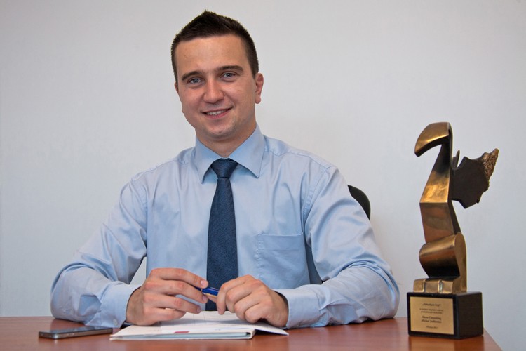 <b>16. Michał Jaśkiewicz, właściciel Ansee Consulting</b><br>Założona przez niego w 2007 r. firma przygotowuje inwentaryzacje przyrodnicze i raporty środowiskowe dla dużych projektów drogowych, kolejowych i energetycznych. W tej chwili wykonuje zlecenia związane m.in. z autostradową obwodnicą Wrocławia i farmami wiatrowymi w różnych rejonach Polski.<br>Pomysł na biznes przyszedł mu do głowy podczas studiów w Szwecji, gdzie uczestniczył w tworzeniu raportu środowiskowego dla rozbudowy drogi w rejonie miasta Umea. Popyt na usługi w Polsce okazał się duży w związku z inwestycjami dotowanymi przez UE. W efekcie przychody Ansee urosły z 0,4 mln zł w 2009 do 1,35 mln zł w 2011 r. Michał Jaśkiewicz zatrudnia w tej chwili 12 osób. Stara się też wejść na rynki zagraniczne: dogrywa szczegóły zleceń od inwestorów branży energetyki wiatrowej na Węgrzech i w Rumunii.<br>Ansee stawia na innowacje. Wszystkie dane gromadzi na serwerach pracujących w chmurze (cloud computing). Firma brała udział w tworzeniu prototypu detektora ultrasonicznego Luna Bat – do badań wokalizacji nietoperzy. Jako pierwsza w Polsce prowadziła badania za pomocą radiotelemetrii przy budowie trasy S3.<br>30-letni Michał Jaśkiewicz łączy hobby z życiem zawodowym. Uwielbia wyprawy speleologiczne w poszukiwaniu rzadkich gatunków nietoperzy. W czasie wolnym uprawia wioślarstwo i gra na gitarze. Jest żonaty, ma dwójkę dzieci.