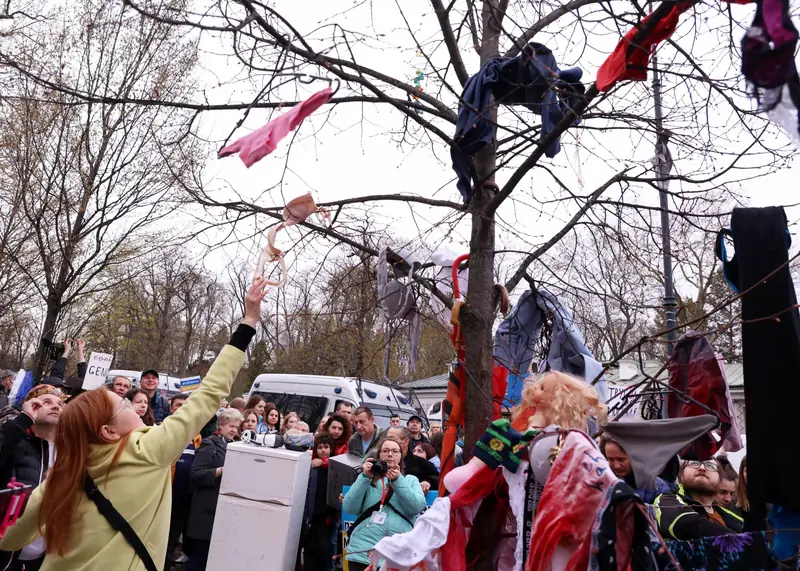 &quot;Daj coś z worka dla orka&quot;. Protest pod ambasadą Rosji w Warszawie