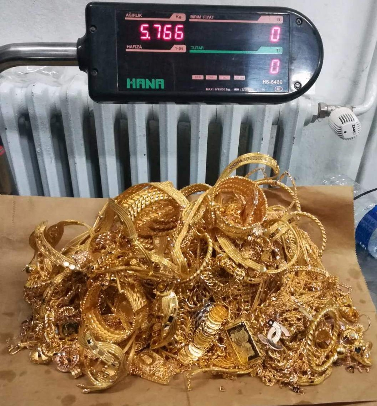 ULOV OD POLA MILIONA EVRA Vozač prvo lagao pa priznao, 12 kilograma zlata isplivalo iz šteka u mercedesu (FOTO) - Vimarsana News